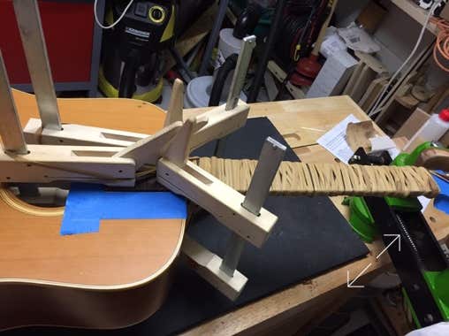 Griffbrett aufleimen -  mit Gummibändern