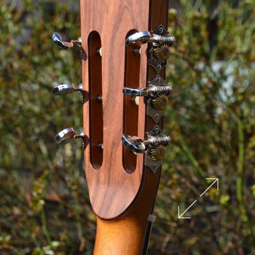 Rückseite der Kopfplatte des OM-Model V.S. mit Pao Ferro furniert