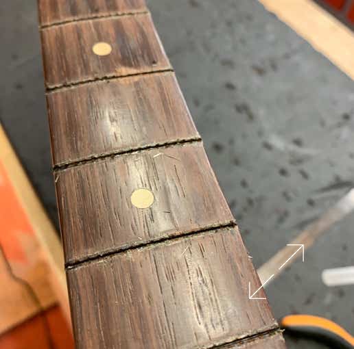 Das Griffbrett hatte einige Kuhlen vor dem Abrichten