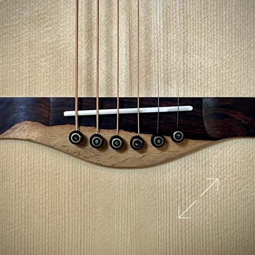 Griffbrett und Schalloch der D12 Cutaway