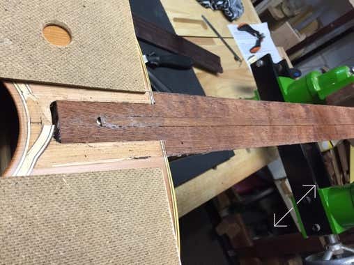 Detail Griffbrett entfernt