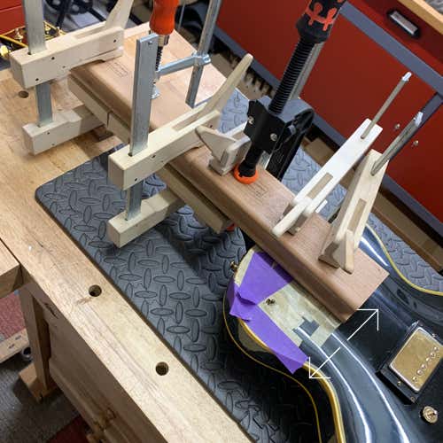 Die Bünde der Gibson Les Paul RI 1957 wurden mit pasenden Radiusklötzen eingepresst.