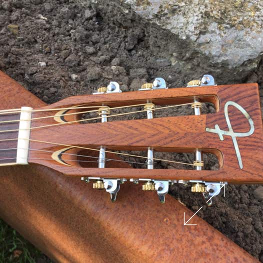 Durchbrochene Kopfplatte mit Amazonas Palisander und fritz Guitars Logo
