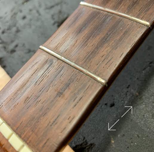 Bünde und Griffbrett vor der Bundierung