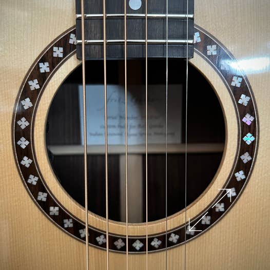 Durchbrochene Kopfplatte mit Amazonas Palisander und fritz Guitars Logo