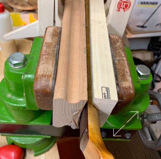 Die Bünde werden mit Radiusvorlagen eingepresst