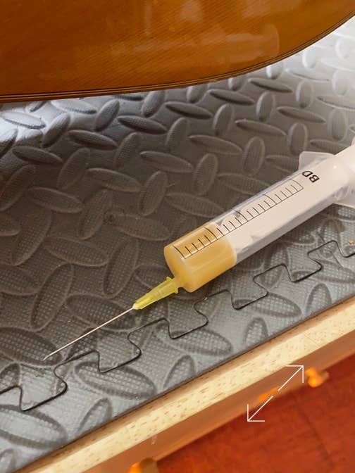 Der Riss wurde mit Fischleim geschlossen