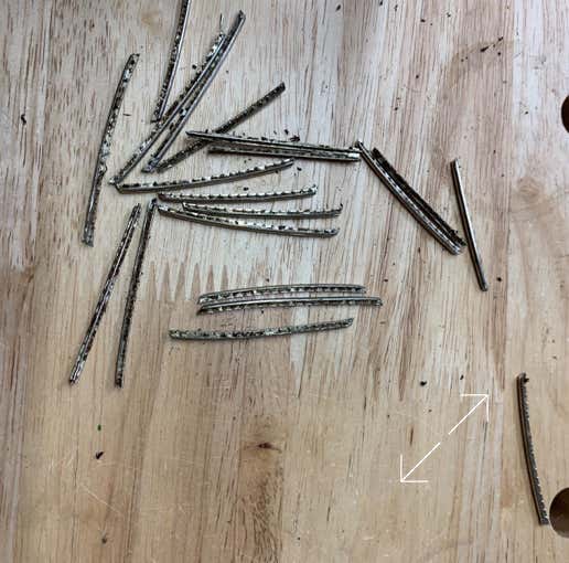 Bünde sind gelockert und vorsichtig entfernt um Späne zu verhindern