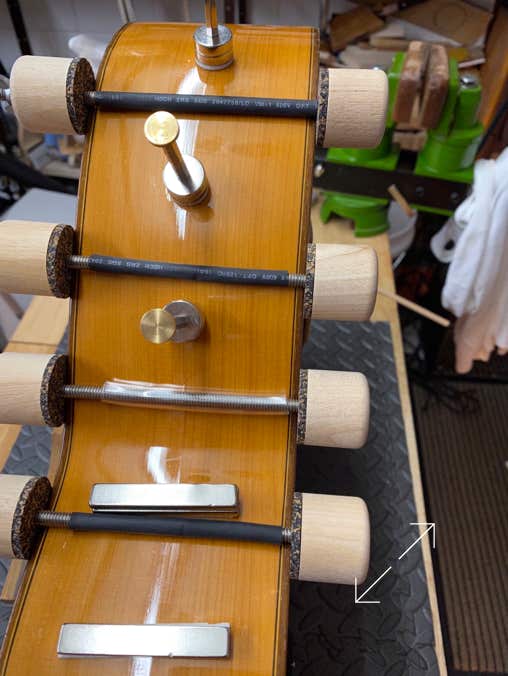 Seitliche Zwingen haben den Riss geschlossen