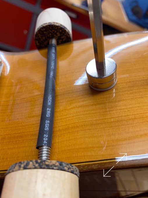 Mit Neodym-Magneten wird vertikaler Druck ausgeübt