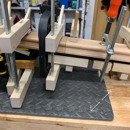 Die Bünde der Gibson Les Paul RI 1957 wurden mit passenden Radiusklötzen eingepresst.